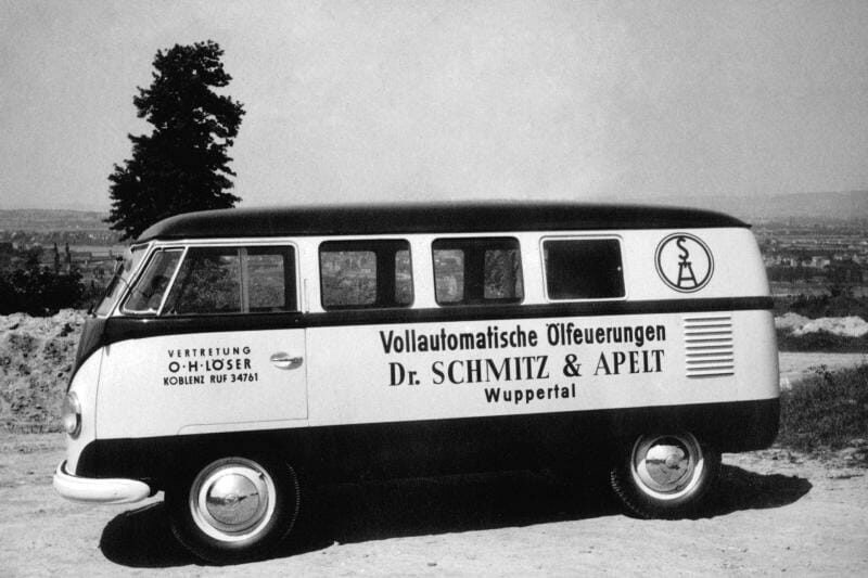 Ein alter Bully mit Aufschrift "Vollautomatische Ölfeuerungen"