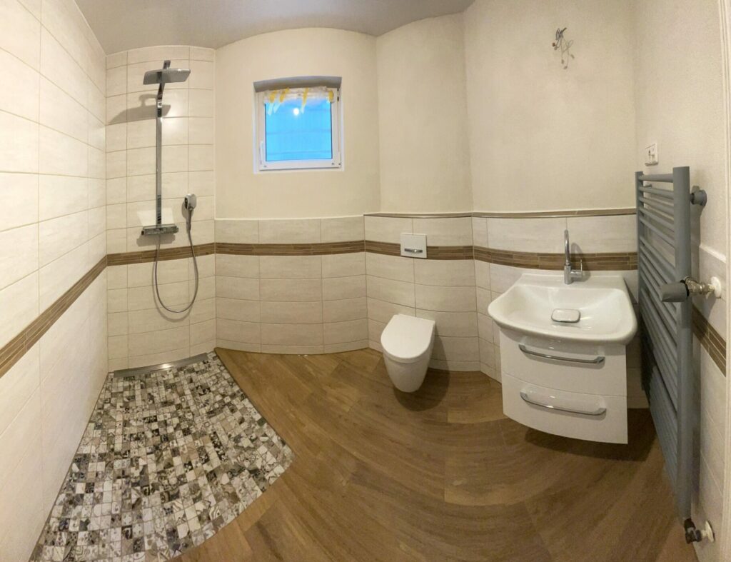 Modernes Bad mit barrierefreier, bodengleicher Dusche