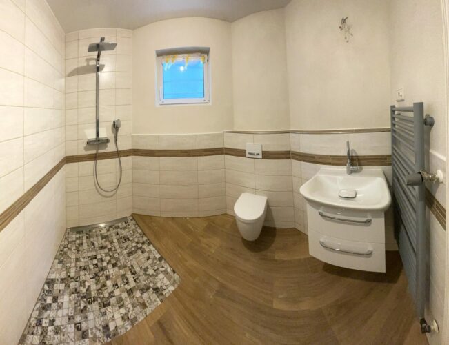 Modernes Bad mit barrierefreier, bodengleicher Dusche