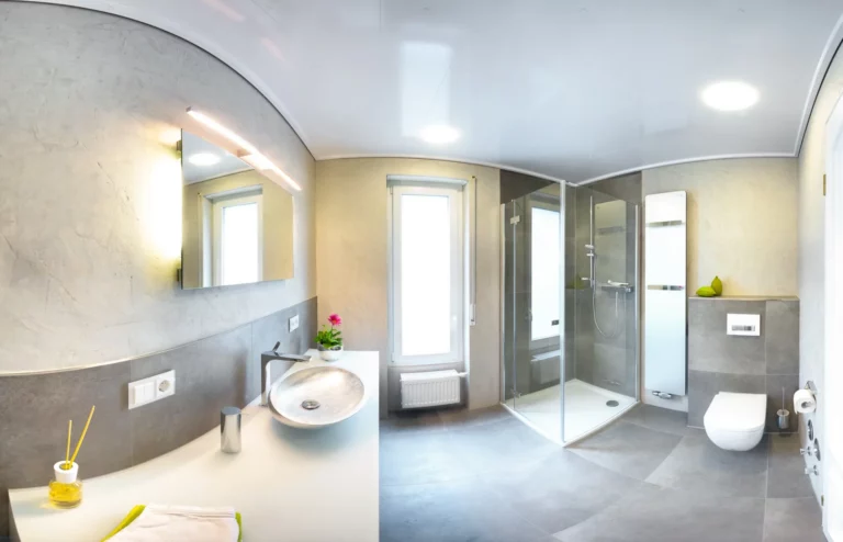 360 Grad Aufnahme eines hellen, modern sanierten Badezimmers