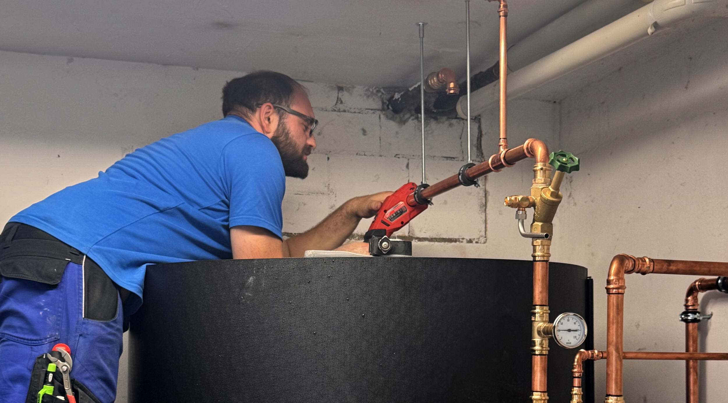 Mitarbeiter von Löser + Anspach bei der Installation einer Heizung