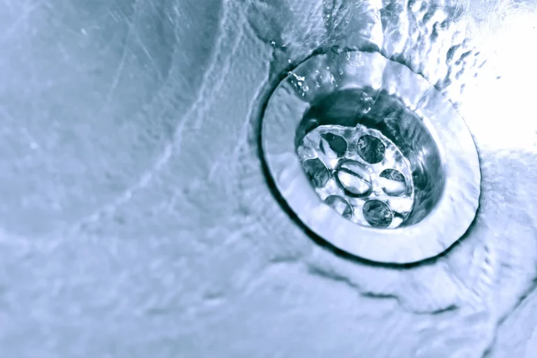 Wasser, das in einem Abfluss abfließt