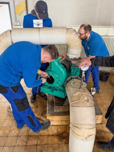 Service Techniker bei der Arbeit an einer Anlage
