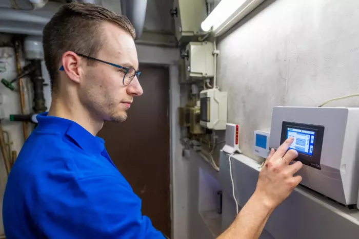 Regelungstechniker arbeitet an einer Anlage