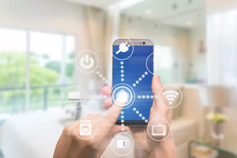 Hände halten ein Smartphone und Grafik zeigt Steuerungsmöglichkeiten im Smart Home